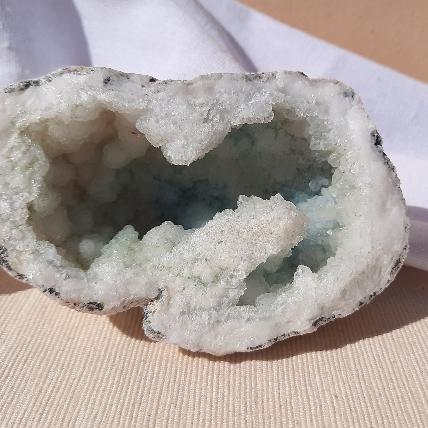 Geoda de cuarzo teñida de azul