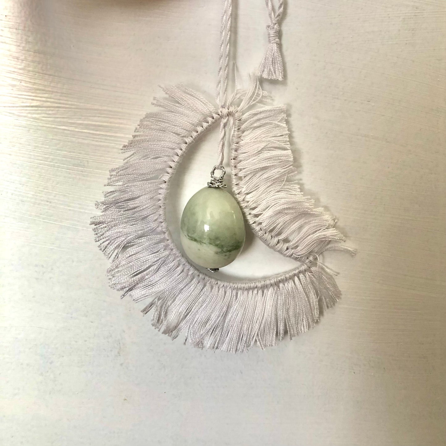 Luna de macramé con huevo de Jade