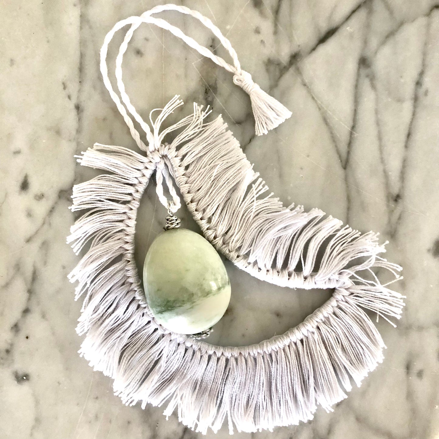 Luna de macramé con huevo de Jade