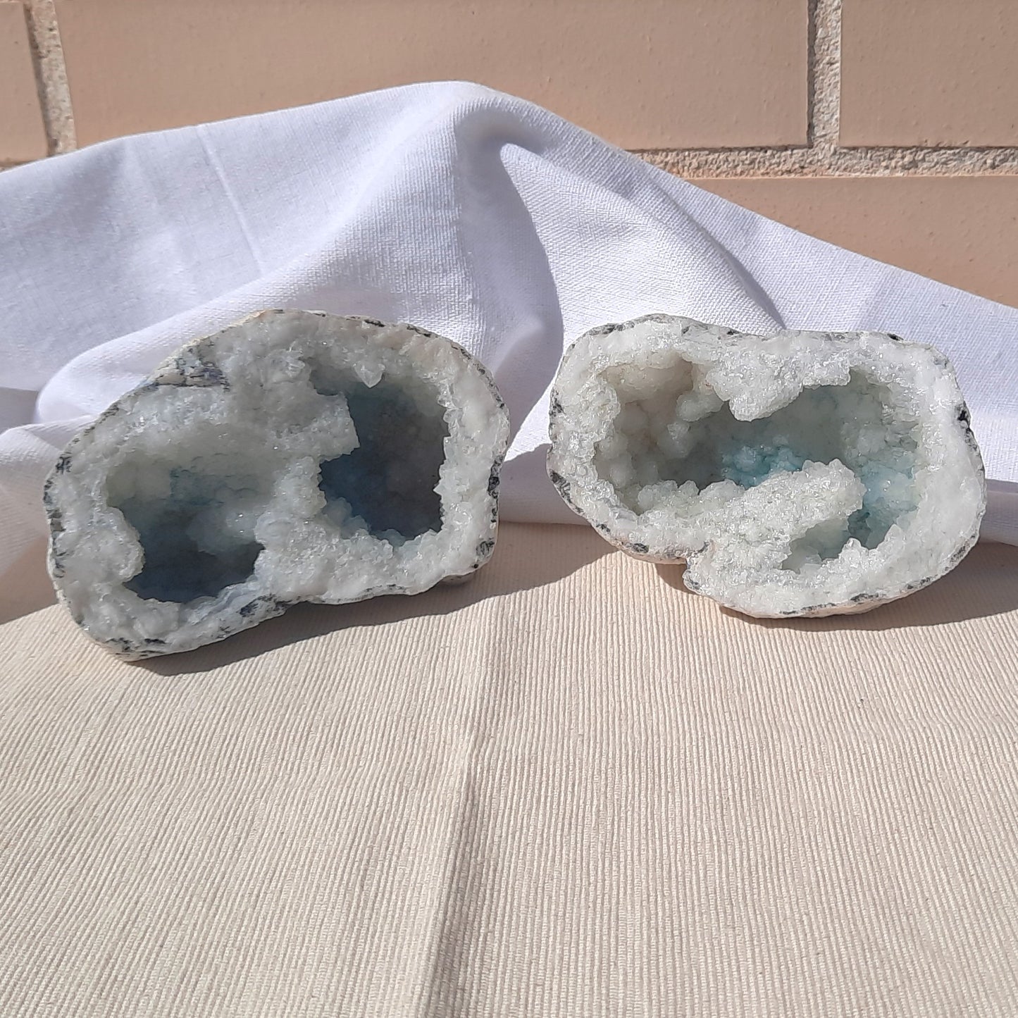 Geoda de cuarzo teñida de azul