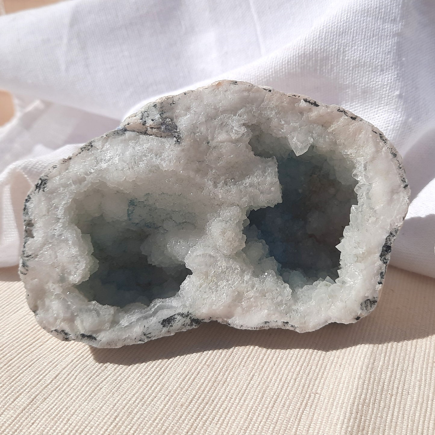 Geoda de cuarzo teñida de azul