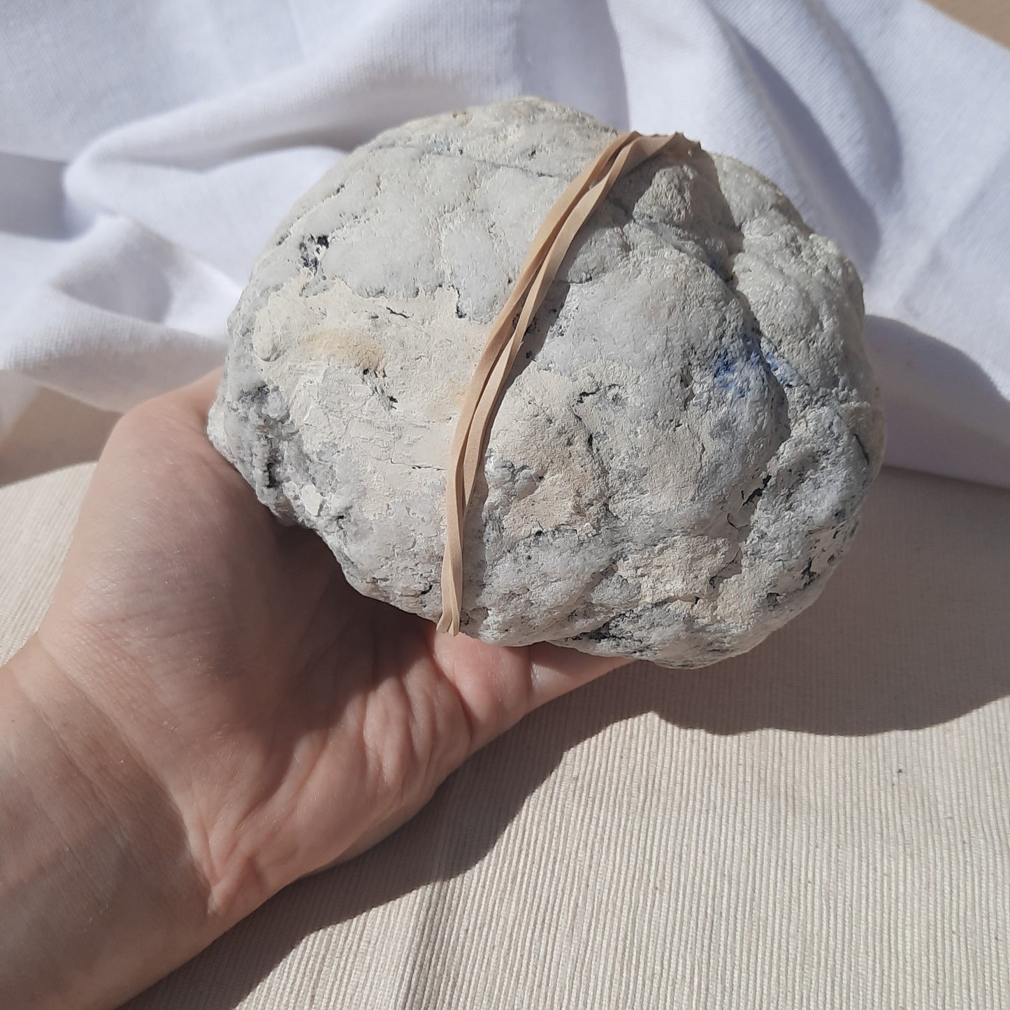 Geoda de cuarzo teñida de azul