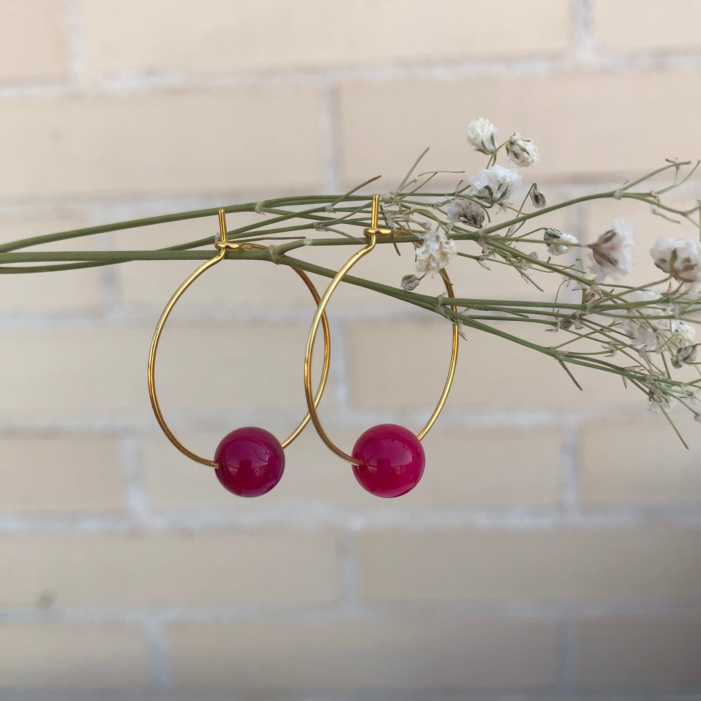 Pendientes dorados con Ágata Fucsia