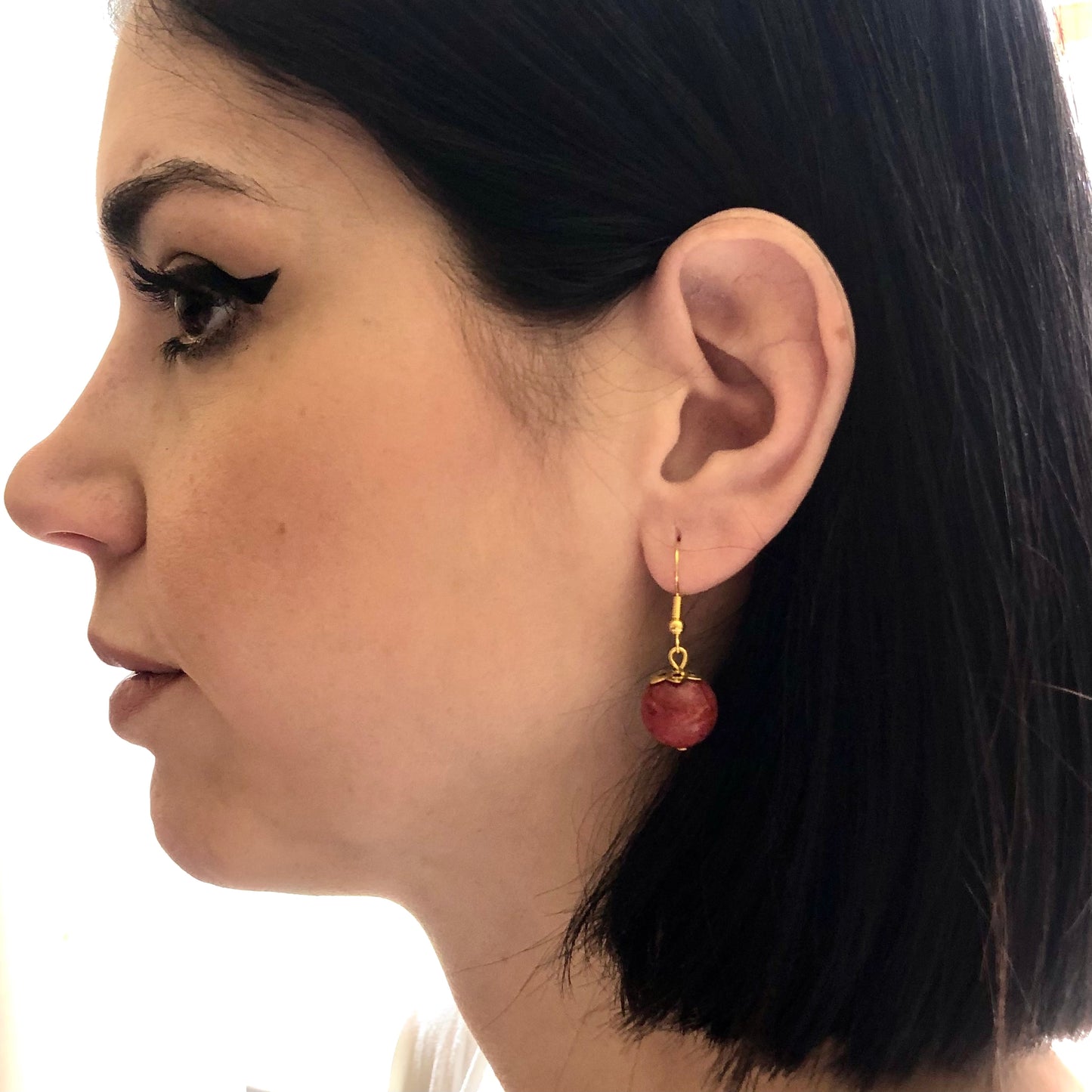 Pendientes con bola de Coral rojo