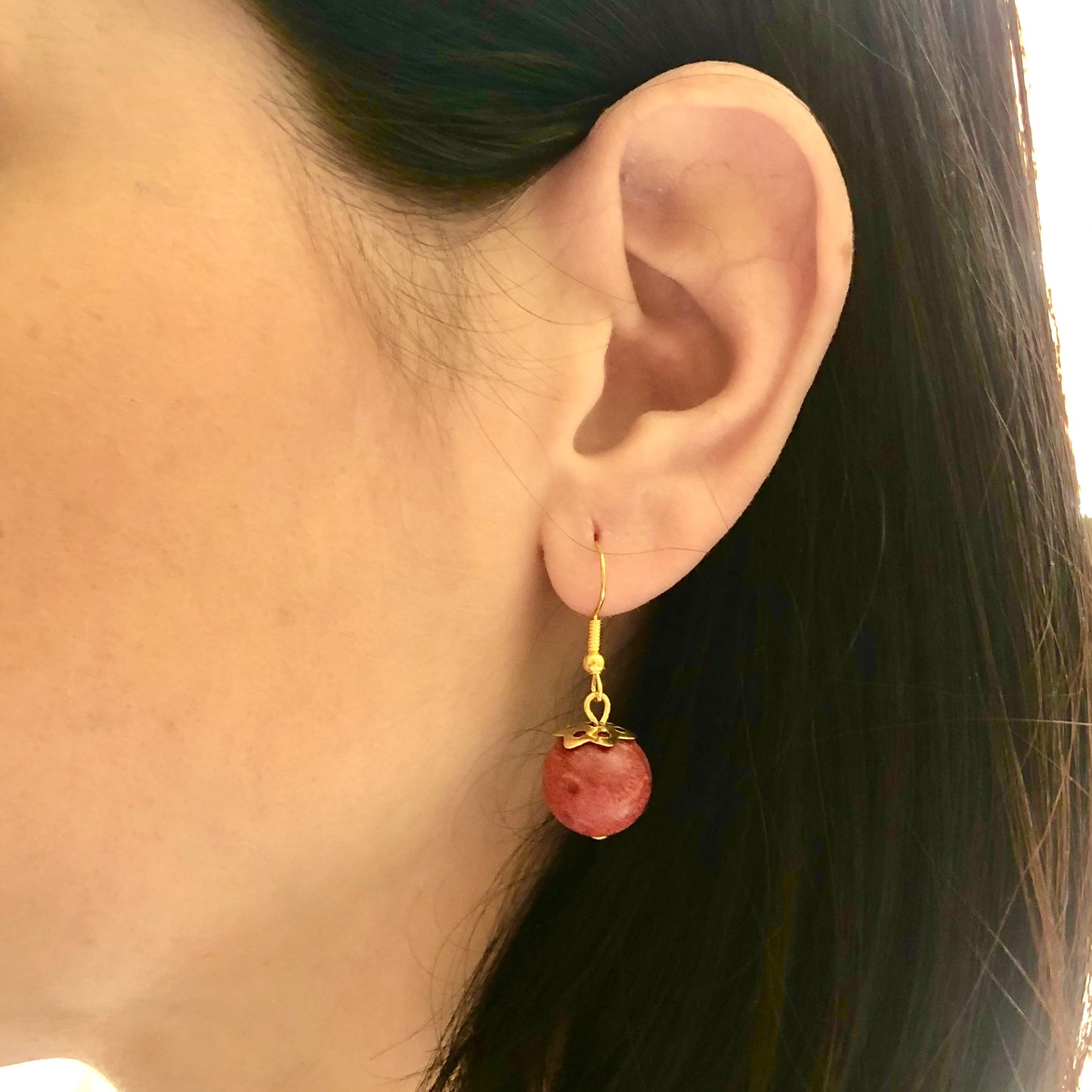 Pendientes con bola de Coral rojo